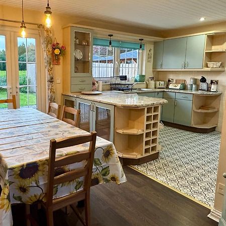 Finn Village "Mountain View Cottage" Private Garden, 9-Seater Hot Tub, Firepit & Pizza Stove Дрімен Екстер'єр фото